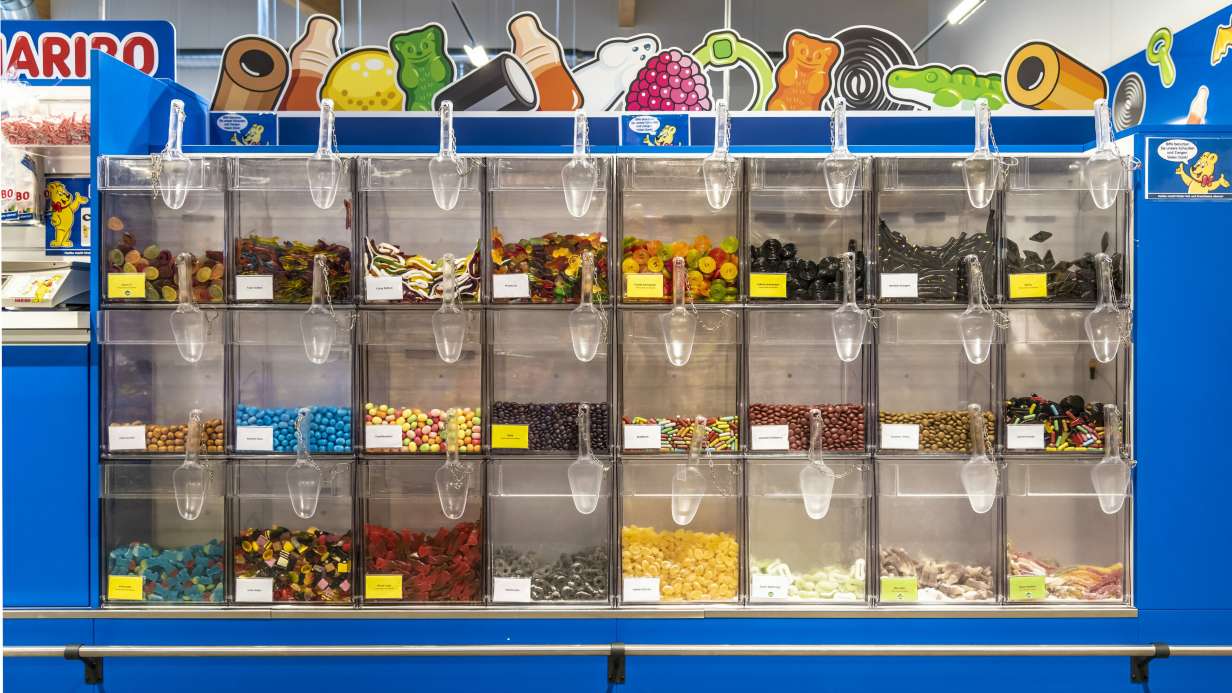 Innenansicht des HARIBO Fabrikverkaufs mit Blick auf eine Candy Bar