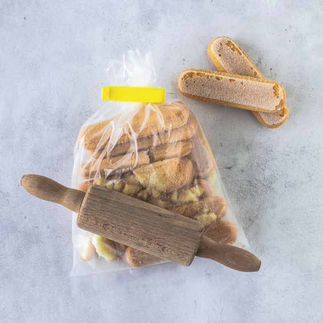 Biscuits werden in einer Tüte mit dem Nudelholz zerkleinert