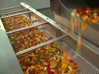 HARIBO Goldbären fliegen von der Beölungstrommel aufs Band