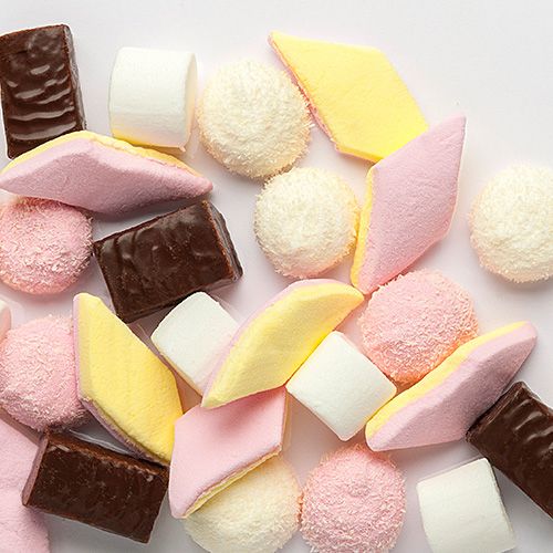 Unterschiedliche Chamallows Produktstücke auf weißem Grund