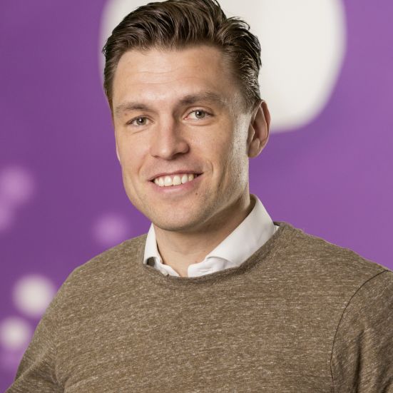 HARIBO werknemer voor paarse achtergrond