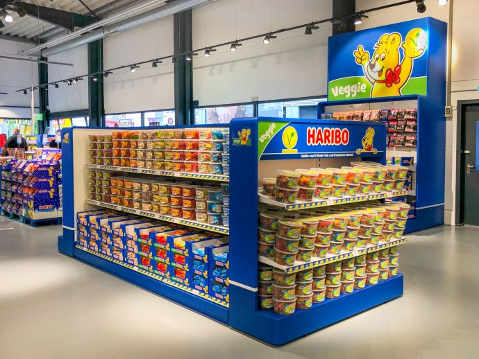 Innenaufnahme HARIBO-Shop in Mülheim Kärlich mit großem Veggie-Regal.