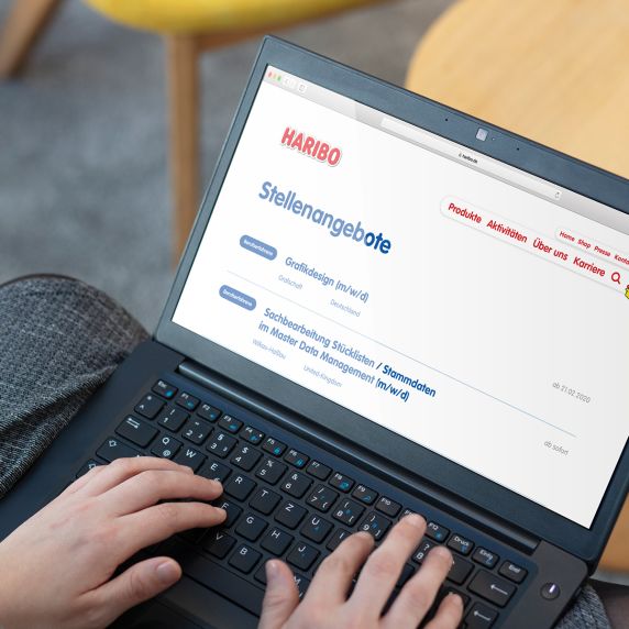 Laptop auf dem Display zeigt den HARIBO-Stellenmarkt