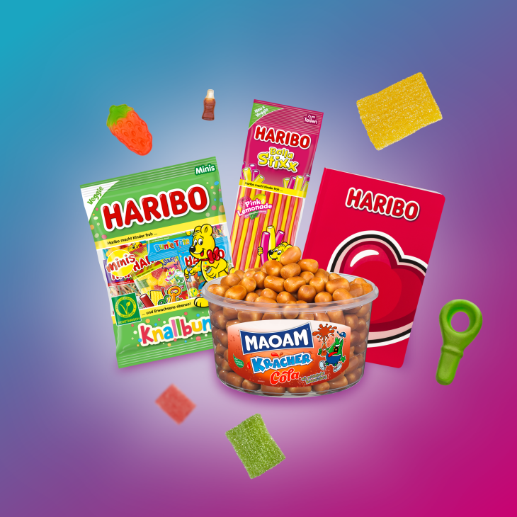 HARIBO Balla Stixx Pink Lemonade, HARIBO Knallbunt Minis, MAOAM Kracher Cola Dose, rotes Notizbuch mit Herz auf Lila-blauem Verlauf.