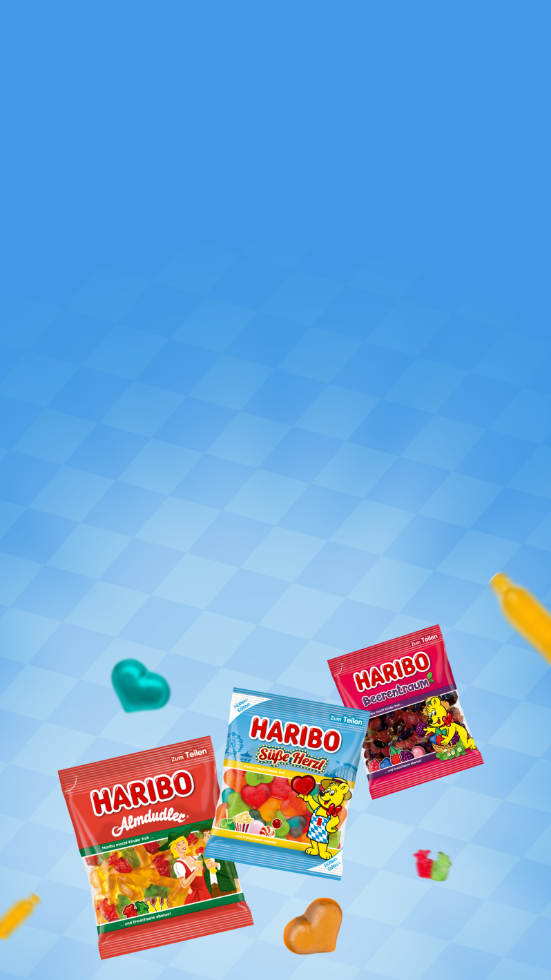 Süße Hütten-Highlights. I freu mi!. Drei Beutel: HARIBO Almdudler, HARIBO Süße Herzl und HARIBO Beerentraum. Auf den Beuteln je nach Sorte Abbildungen des HARIBO Goldbären; im Hintergrund verteilte Fruchtgummis in Herz- und Bärenform auf blauem Grund.