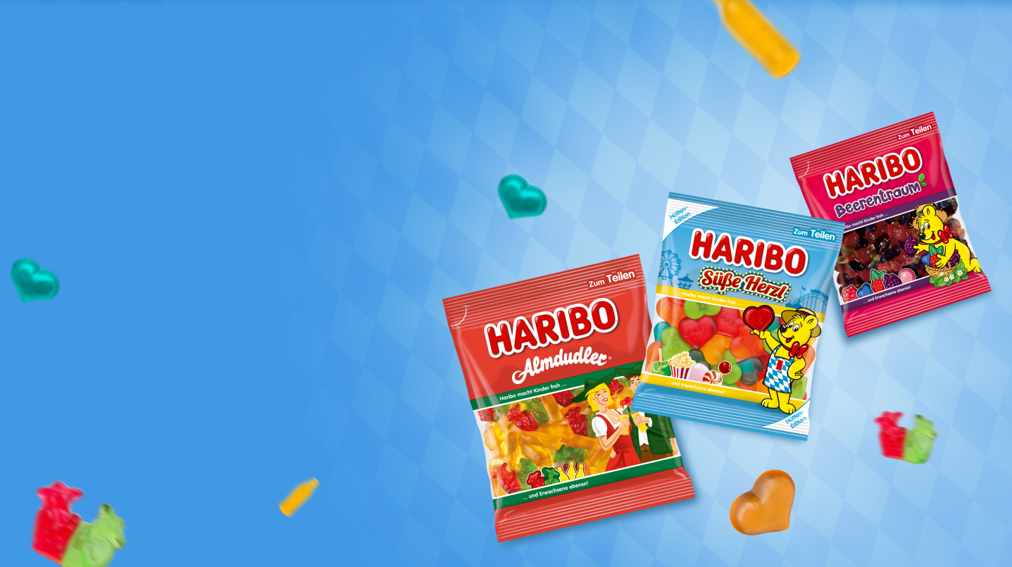 Süße Hütten-Highlights. I freu mi!. Drei Beutel: HARIBO Almdudler, HARIBO Süße Herzl und HARIBO Beerentraum. Auf den Beuteln je nach Sorte Abbildungen des HARIBO Goldbären; im Hintergrund verteilte Fruchtgummis in Herz- und Bärenform auf blauem Grund.