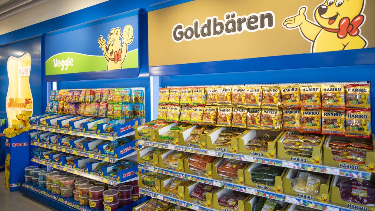 Veggie und Goldbären Produktregale im HARIBO Shop Metzingen