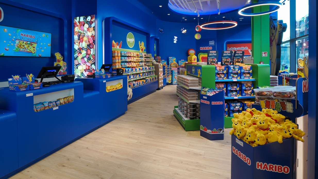 Der HARIBO Shop Hamburg mit Regalen voller Fruchtgummi und Fan-Artikel
