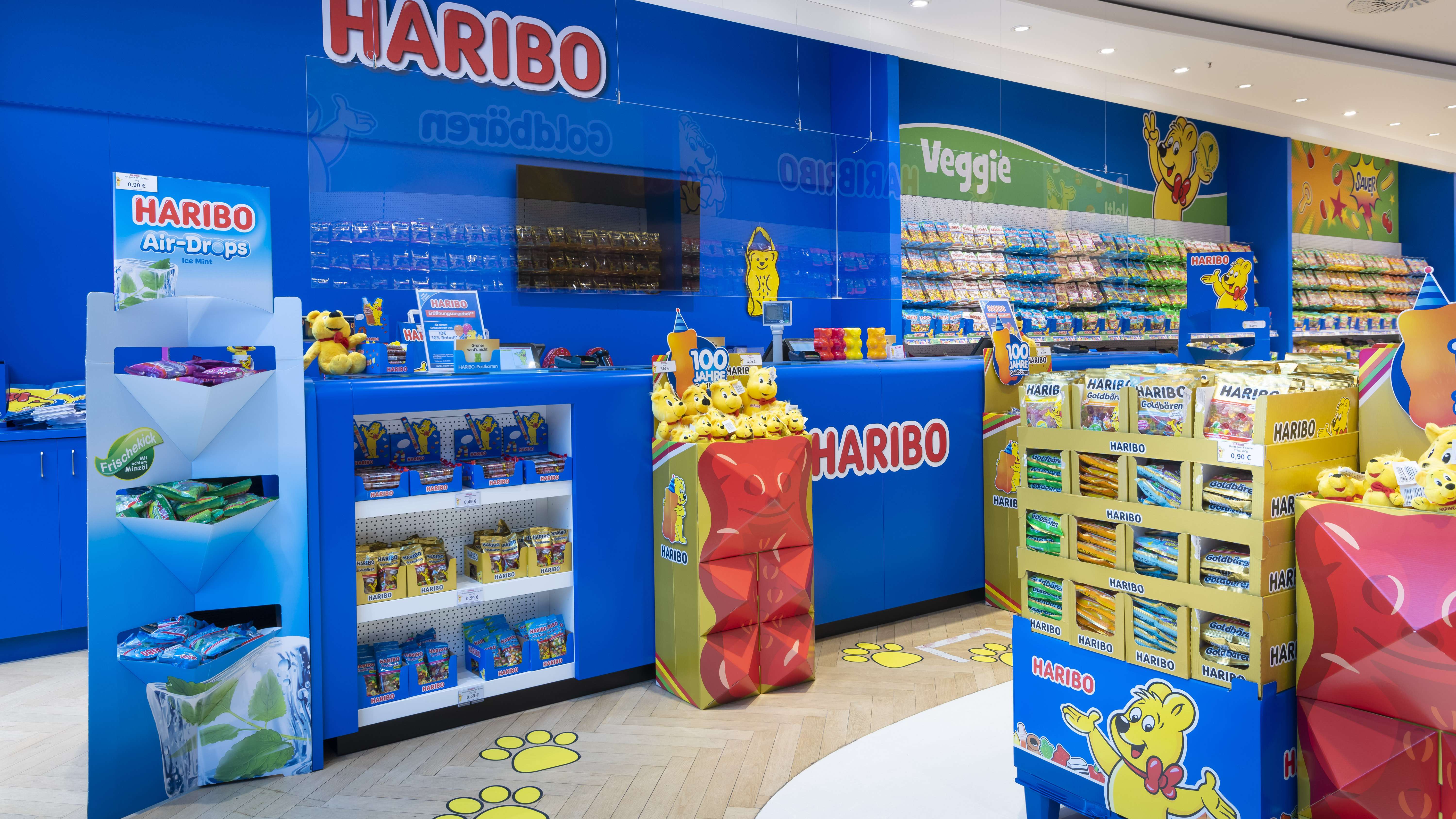 Kassenansicht mit Goldbär Dekoration des HARIBO Shops in Metzingen