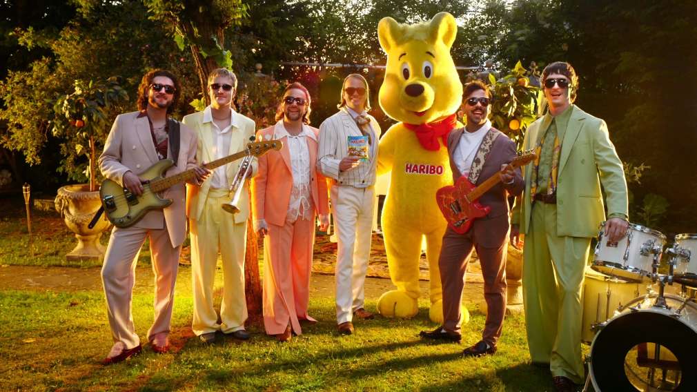 Der HARIBO-Goldbär zusammen mit der Band Roy Bianco & Die Abbrunzati Boys