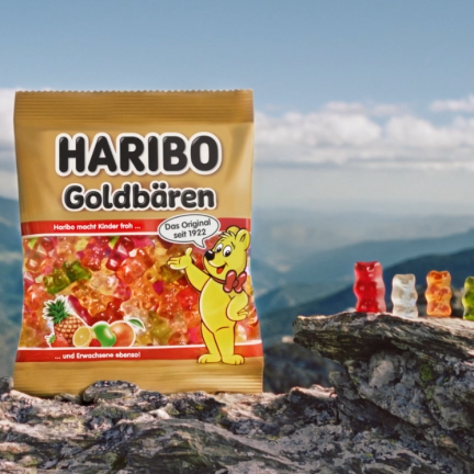 Ein Beutel HARIBO Goldbären vor einem Bergpanorama.