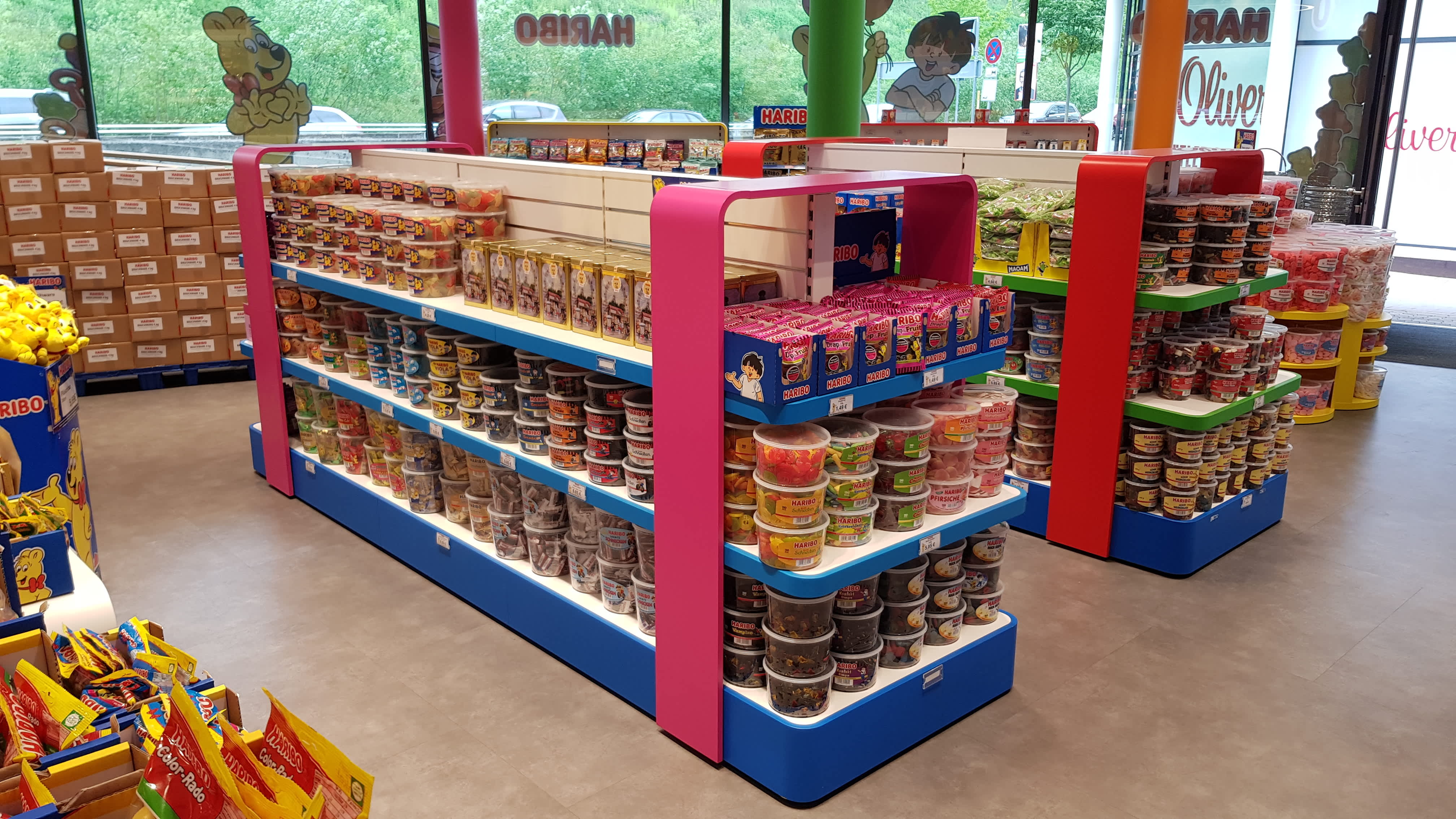 Innenansicht eines HARIBO Stores in Montabaur mit verschiedenen HARIBO Dosen