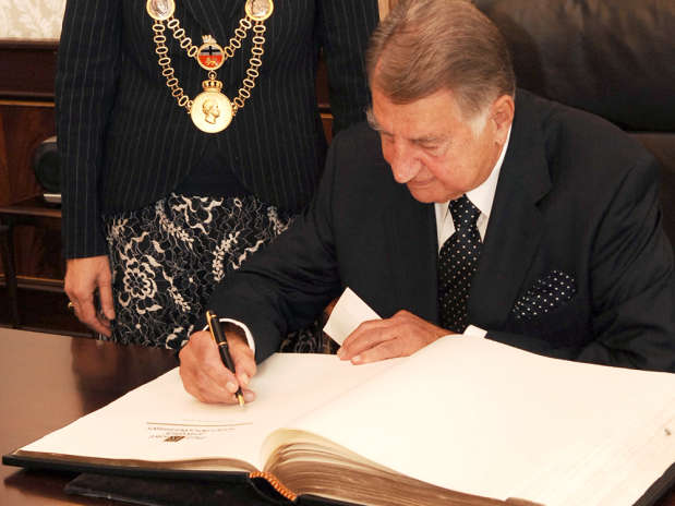 Paul Riegel firmando en el Libro de Oro de la ciudad de Bonn