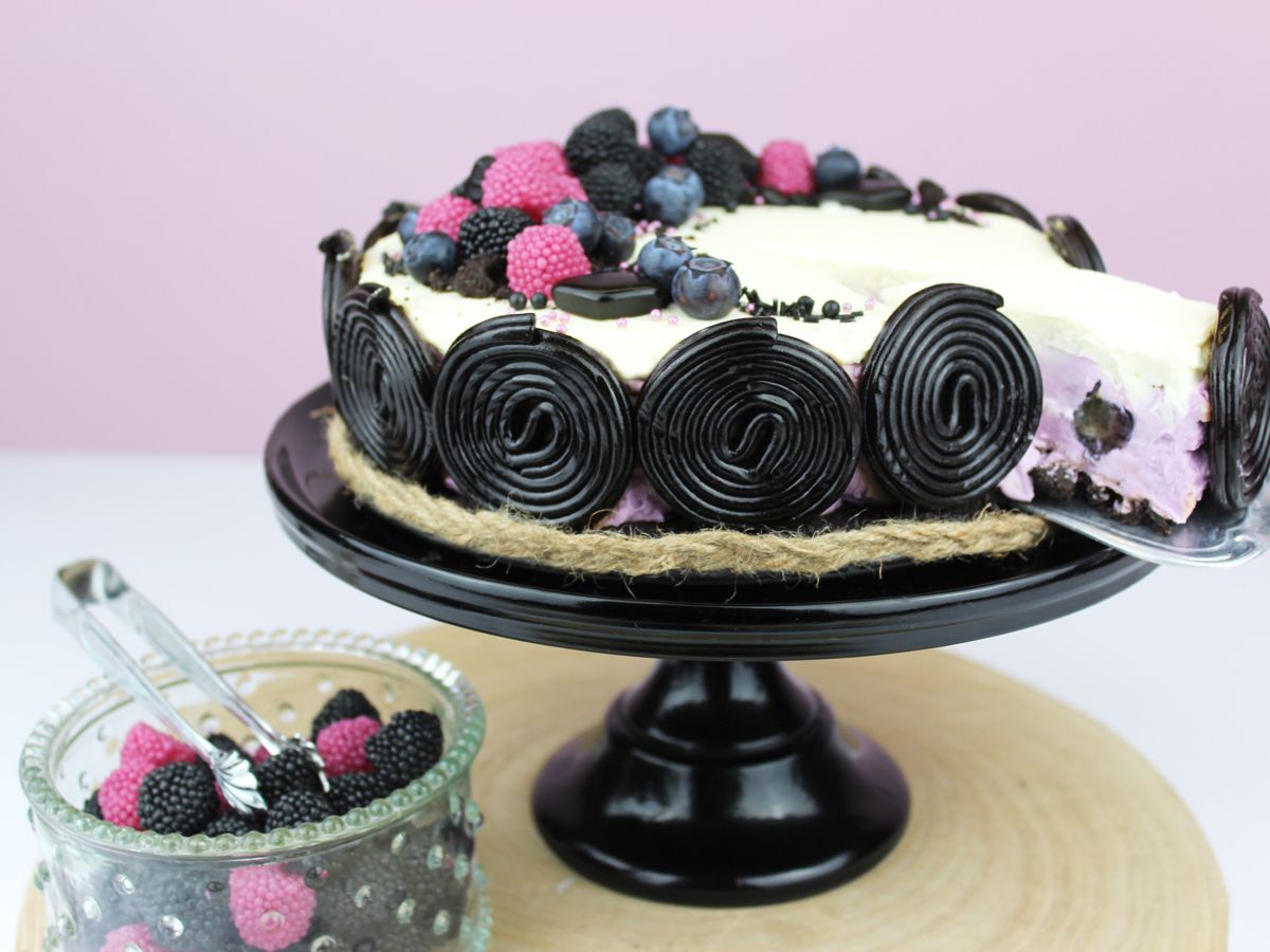 No bake Lakritz Blaubeer Käsekuchen mit HARIBO Lakritzschnecken und Berries