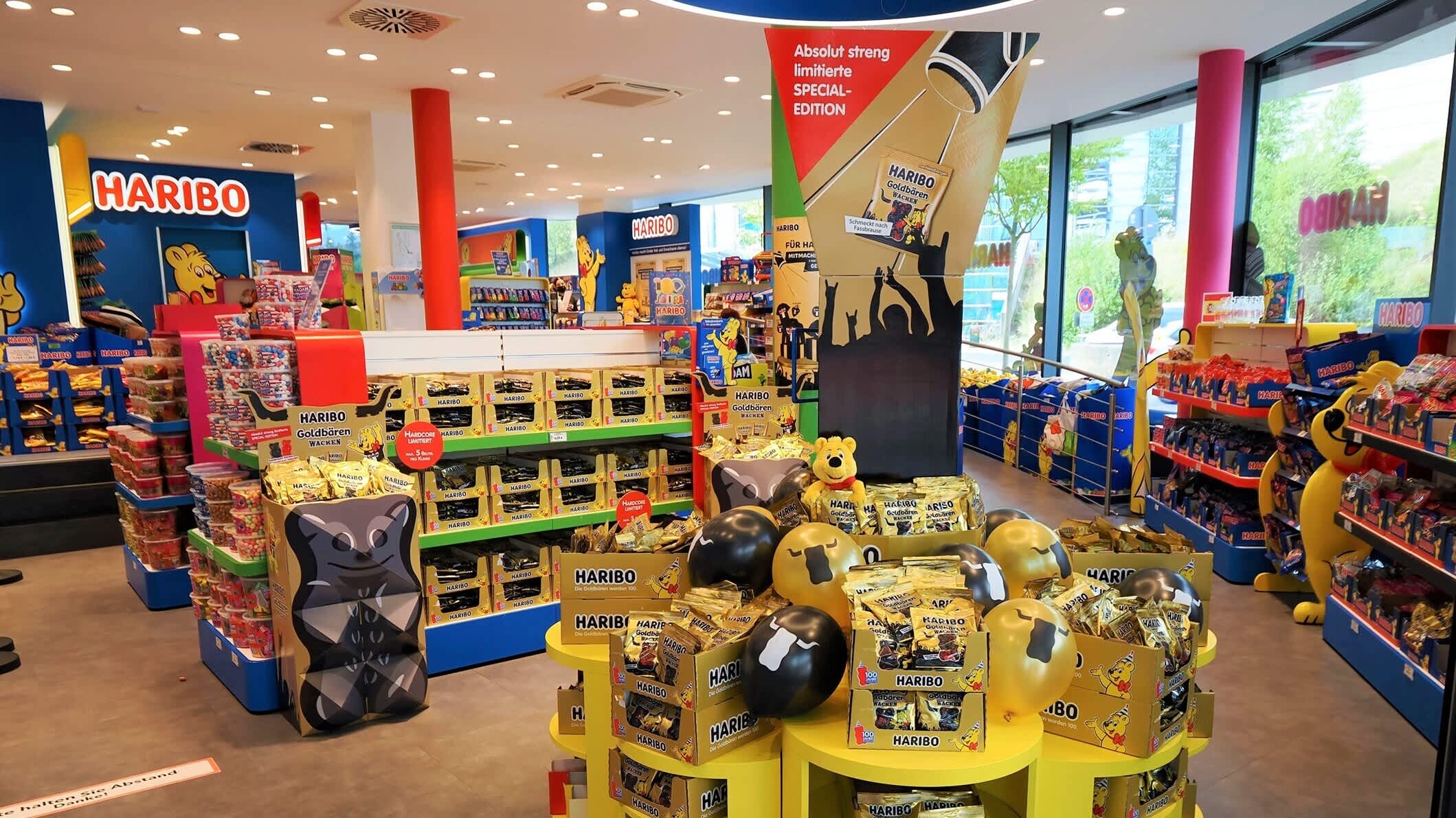 Aufnahme aus dem HARIBO Shop in Montabaur mit Wacken Goldbären und Merchandise im Fokus
