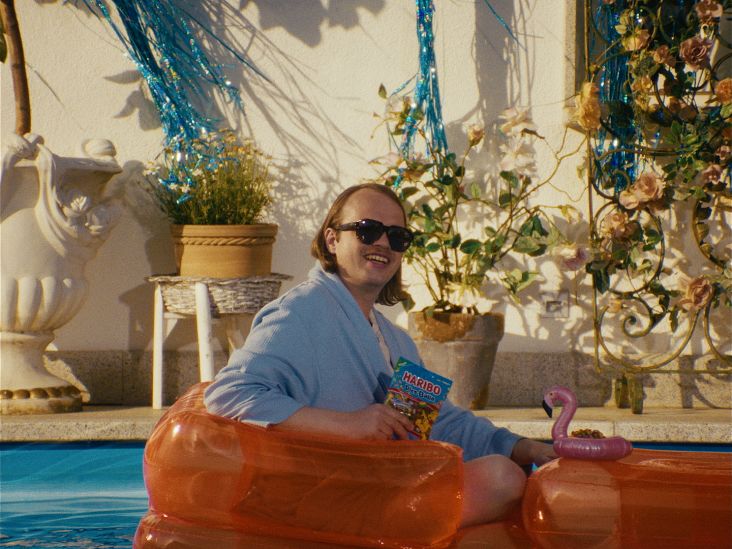 Eine Bildausschnitt mit Roy Bianco aus der Social-Media-Mockumentary über HARIBO Pico-Balla