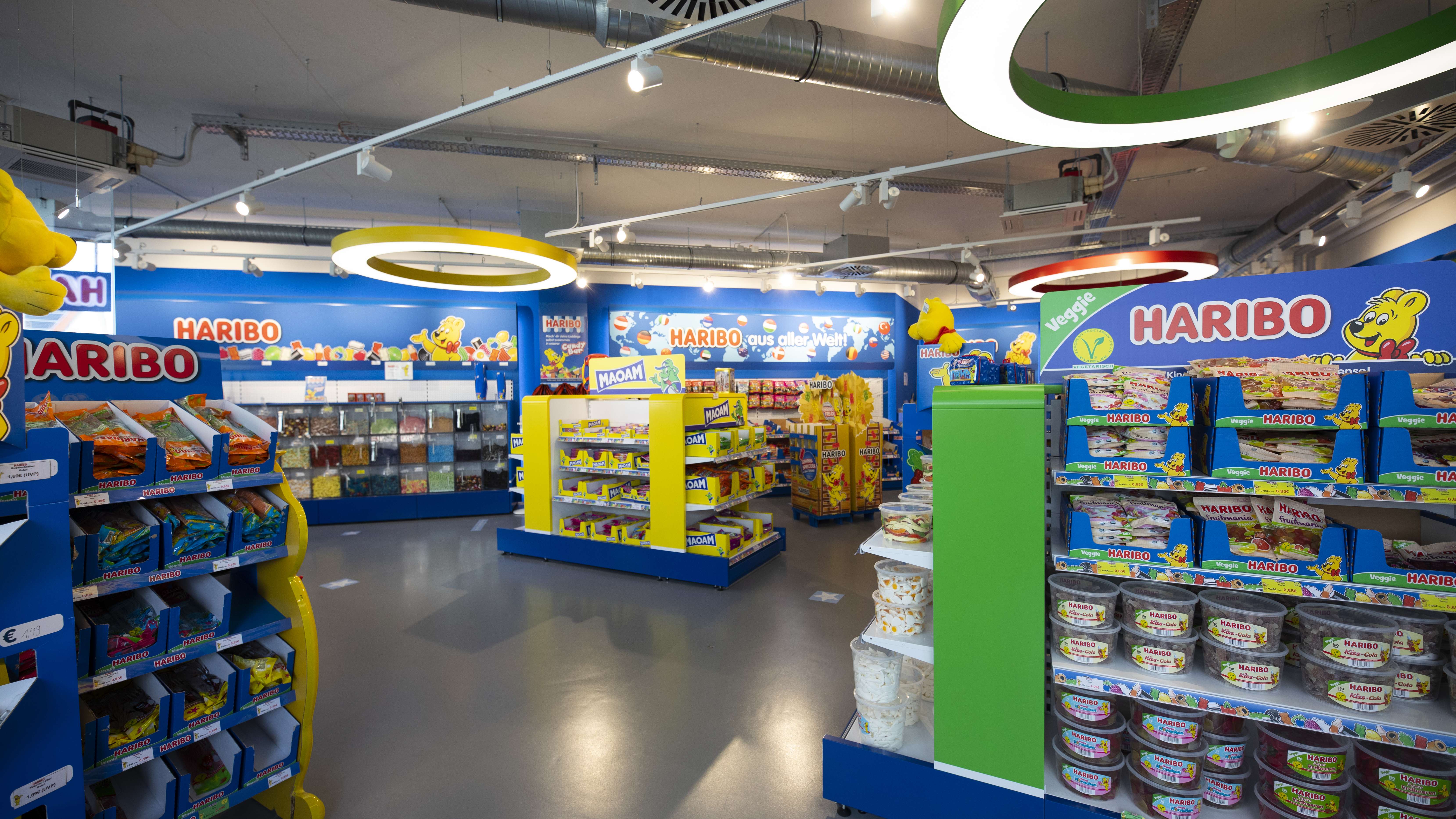 Aufnahme aus dem HARIBO Shop in Metzingen mit verschiedenen Produktregalen