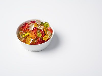 HARIBO Goldbären in einer weißen Schale vor weißem Hintergrund