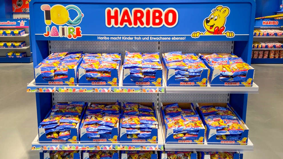 Blaue HARIBO Produktverpackungen in einem HARIBO Shop in Mühleim-Kärlich