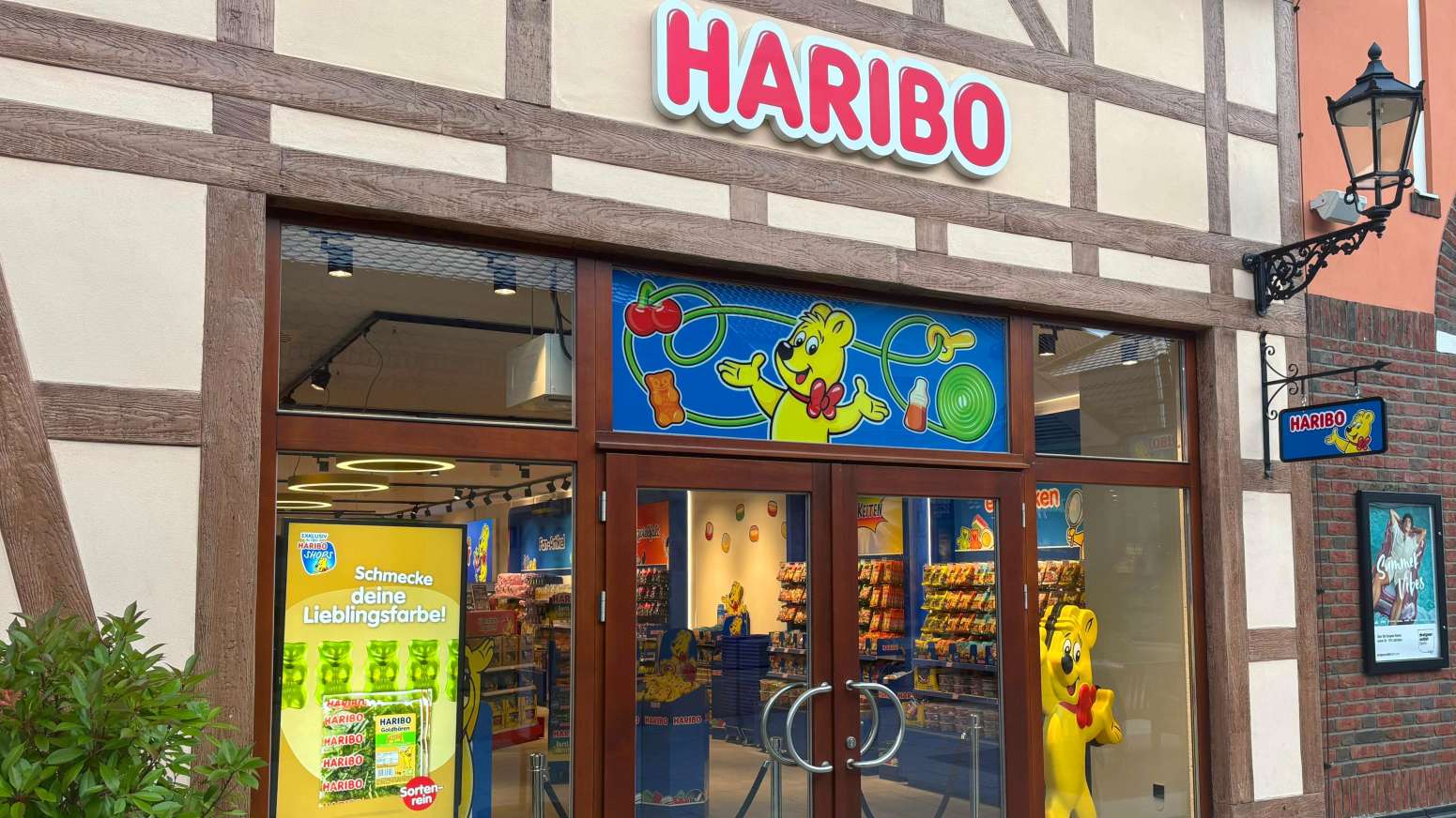 Der Eingang zum HARIBO Shop Wustermark mit HARIBO-Logo über der Tür