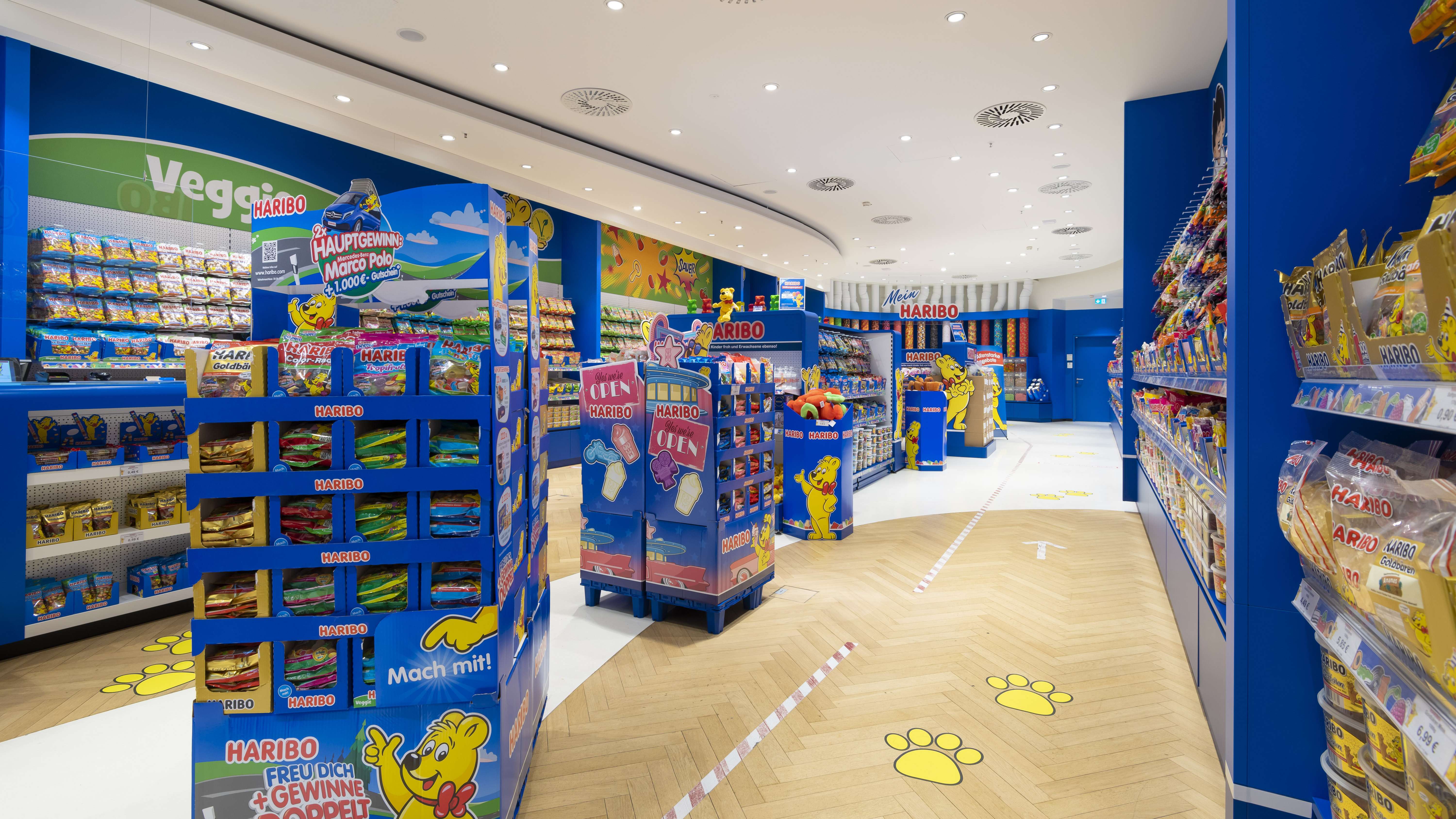 Verschiedene, blaue Produktaufsteller aus dem HARIBO Shop in Oberhausen