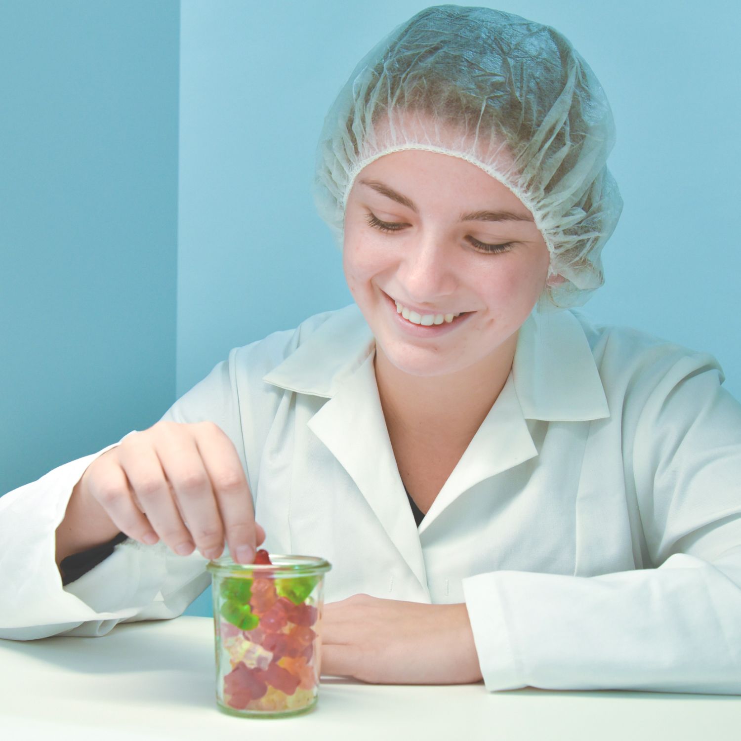 Mitarbeiterin testet HARIBO-Produkte