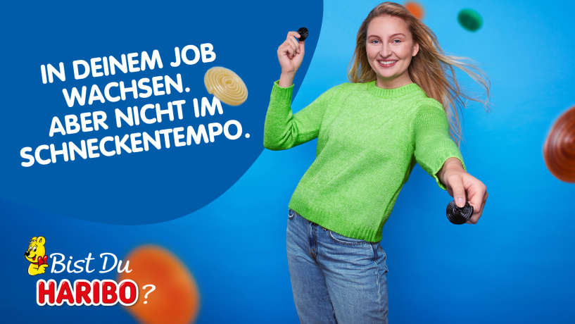 Auszubildende hält Lakritzschnecken in der Hand.