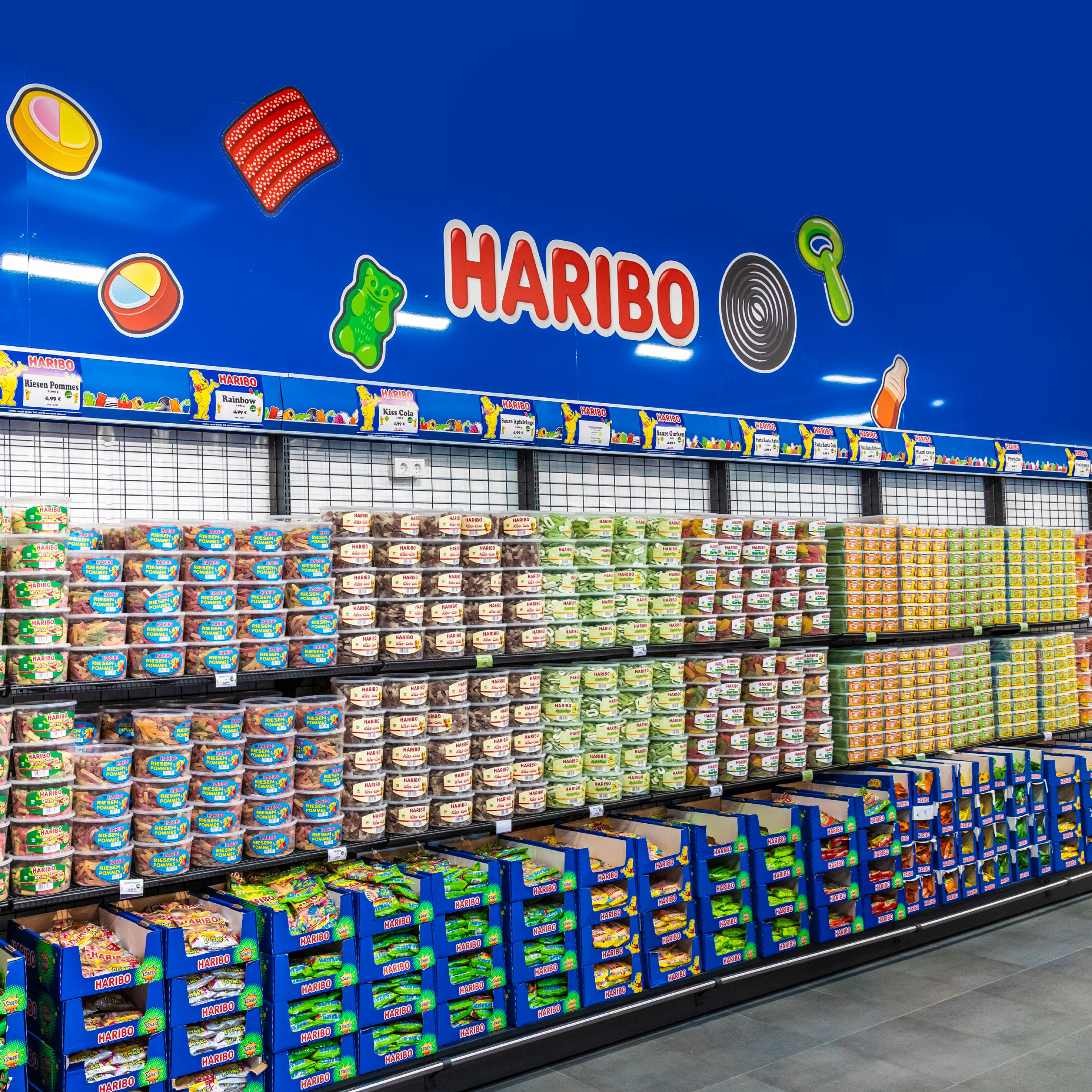 Schap met HARIBO-producten in HARIBO Shop
