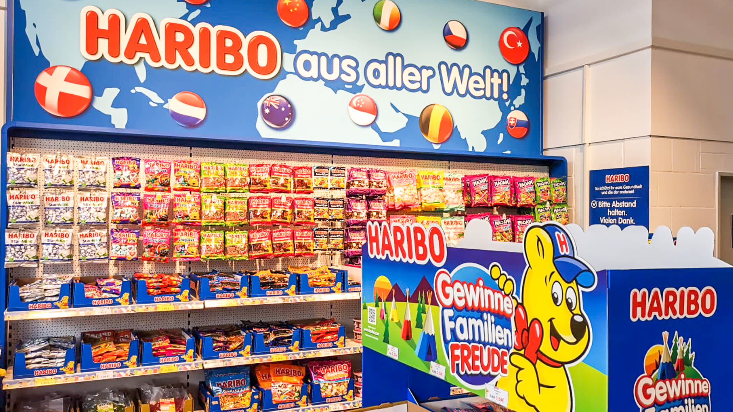 Regal mit verschiedenen Produkten und Familien Freude Aufsteller im HARIBO Shop Halle-Leipzig