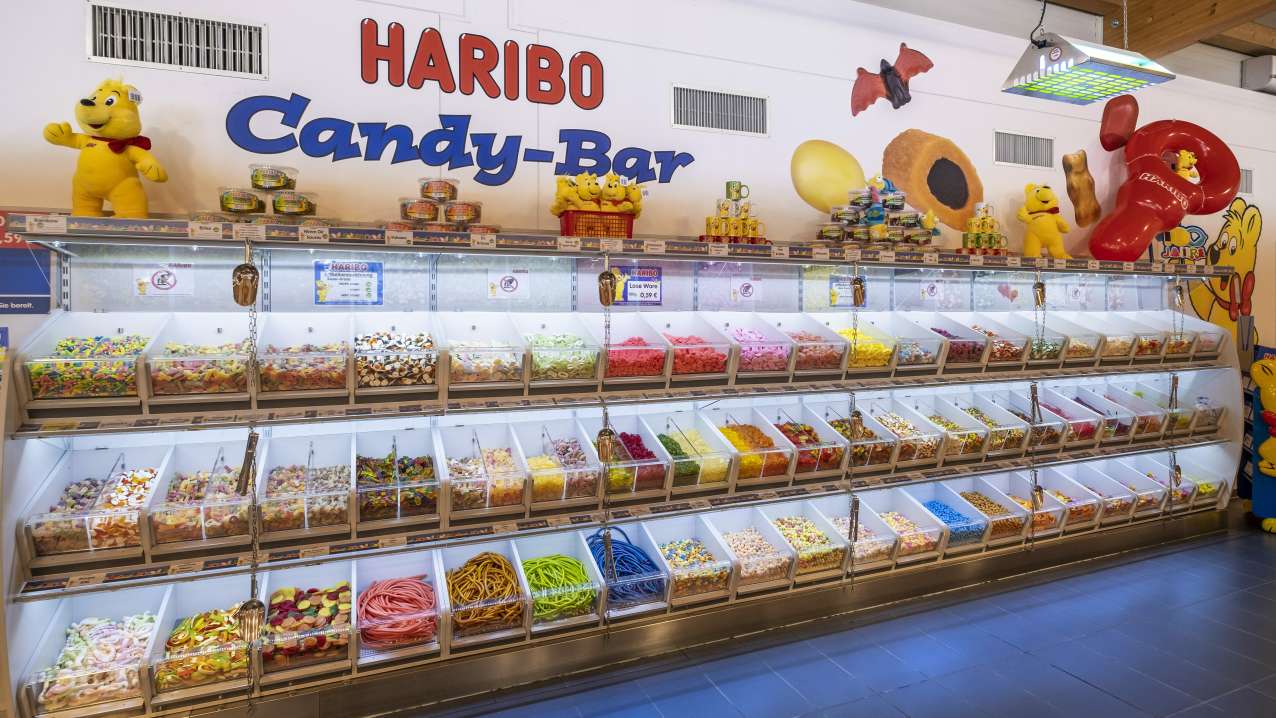 HARIBO Candy Bar im HARIBO Fabrikverkauf mit verschiedenen Produkten