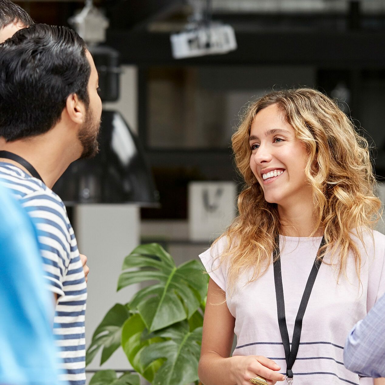 HARIBO Mitarbeiter unterhalten sich miteinander