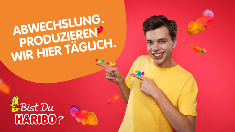Auszubildender trägt Chamäleons auf der Hand.