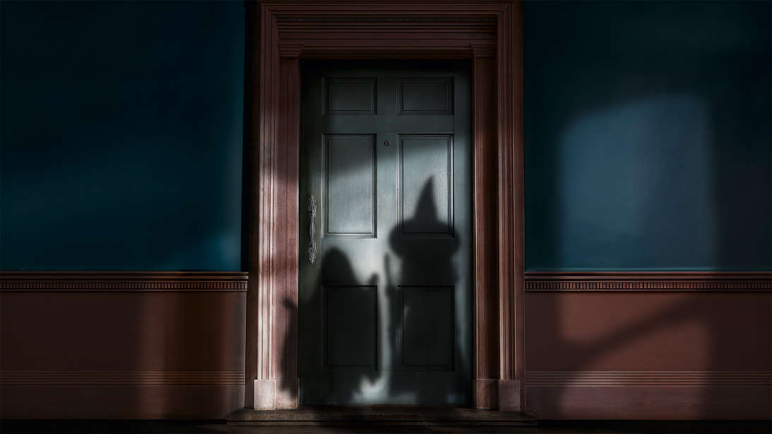 Zwei Schatten von Gespenstern vor einer Tür