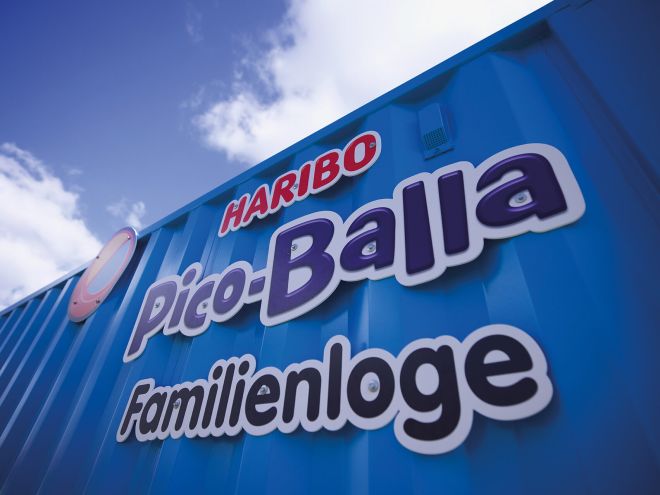 Der Schriftzug "HARIBO Pico-Balla-Familienloge" auf blauem Untergrund des Containers.