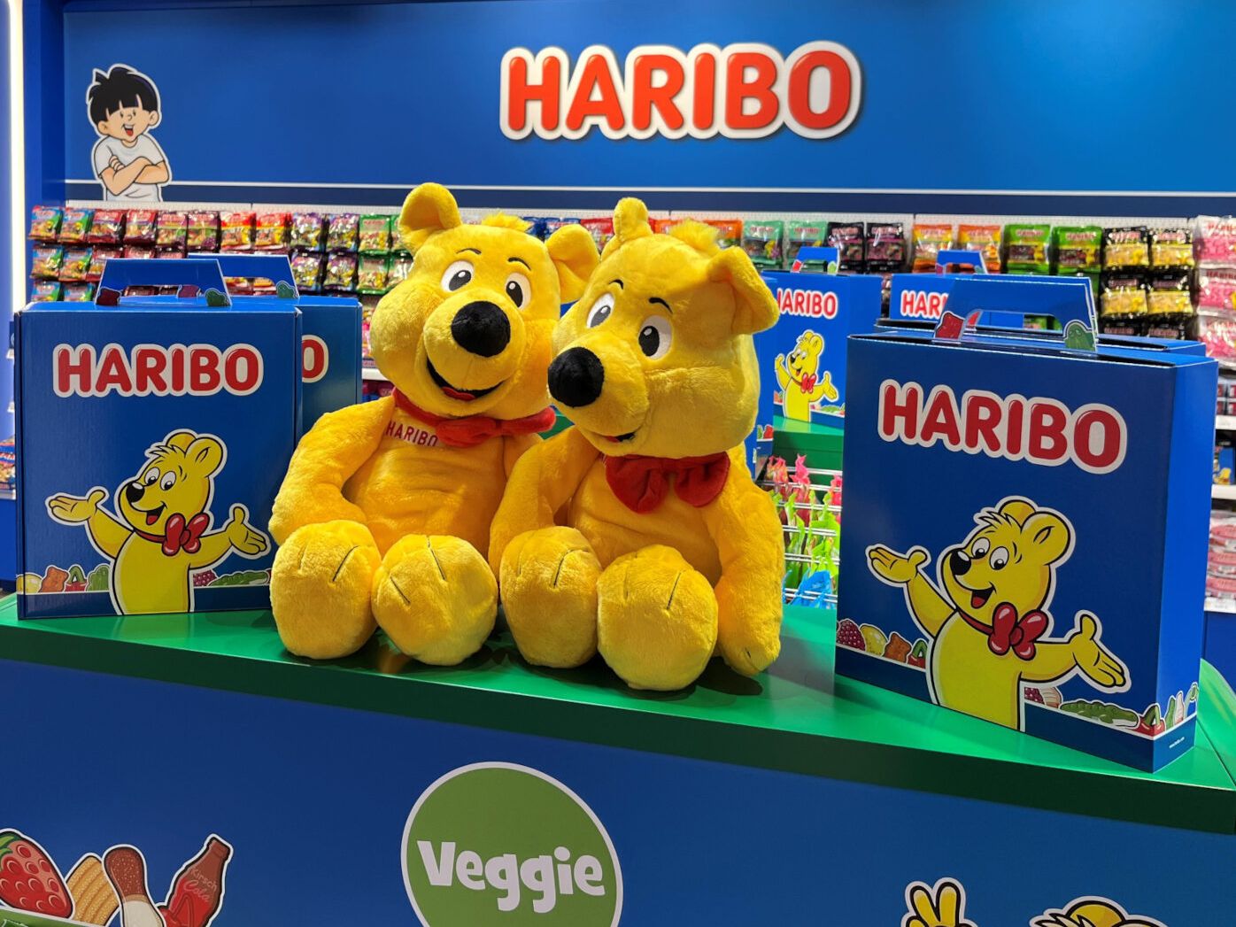Das Sortiment im HARIBO-Shop Rostock mit Plüsch-Goldbären.