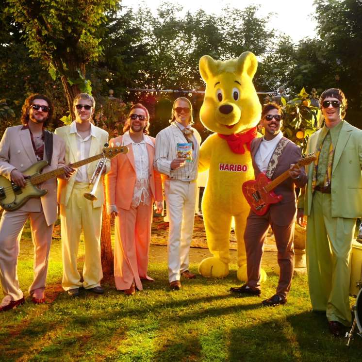 Der HARIBO-Goldbär zusammen mit der Band Roy Bianco & Die Abbrunzati Boys