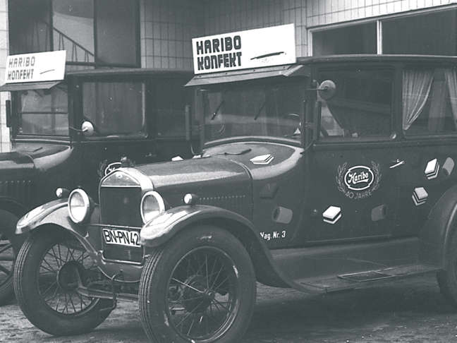 Starý automobil s nápisom HARIBO