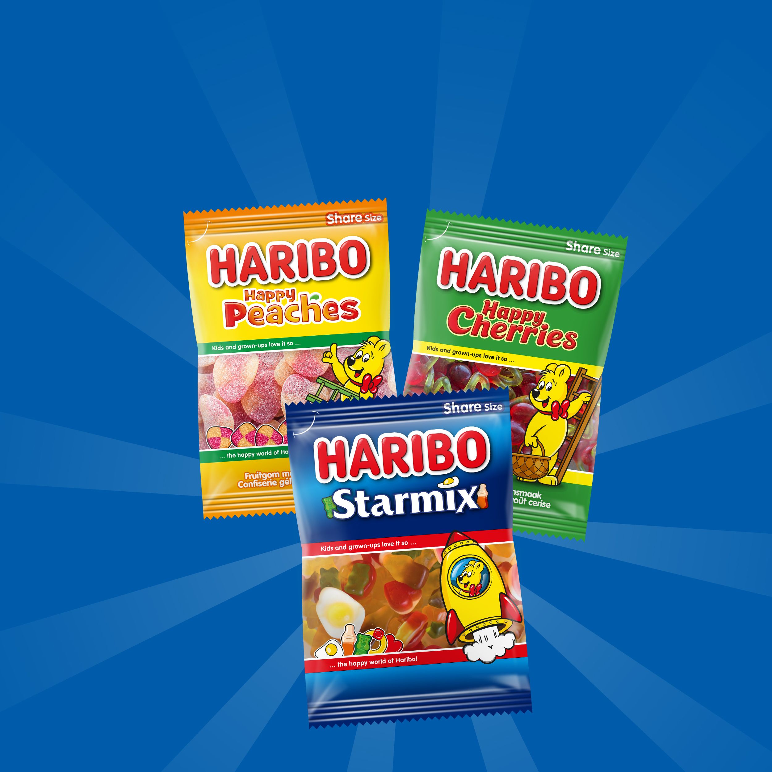 Drie snoepzakjes van HARIBO op een blauwe achtergrond