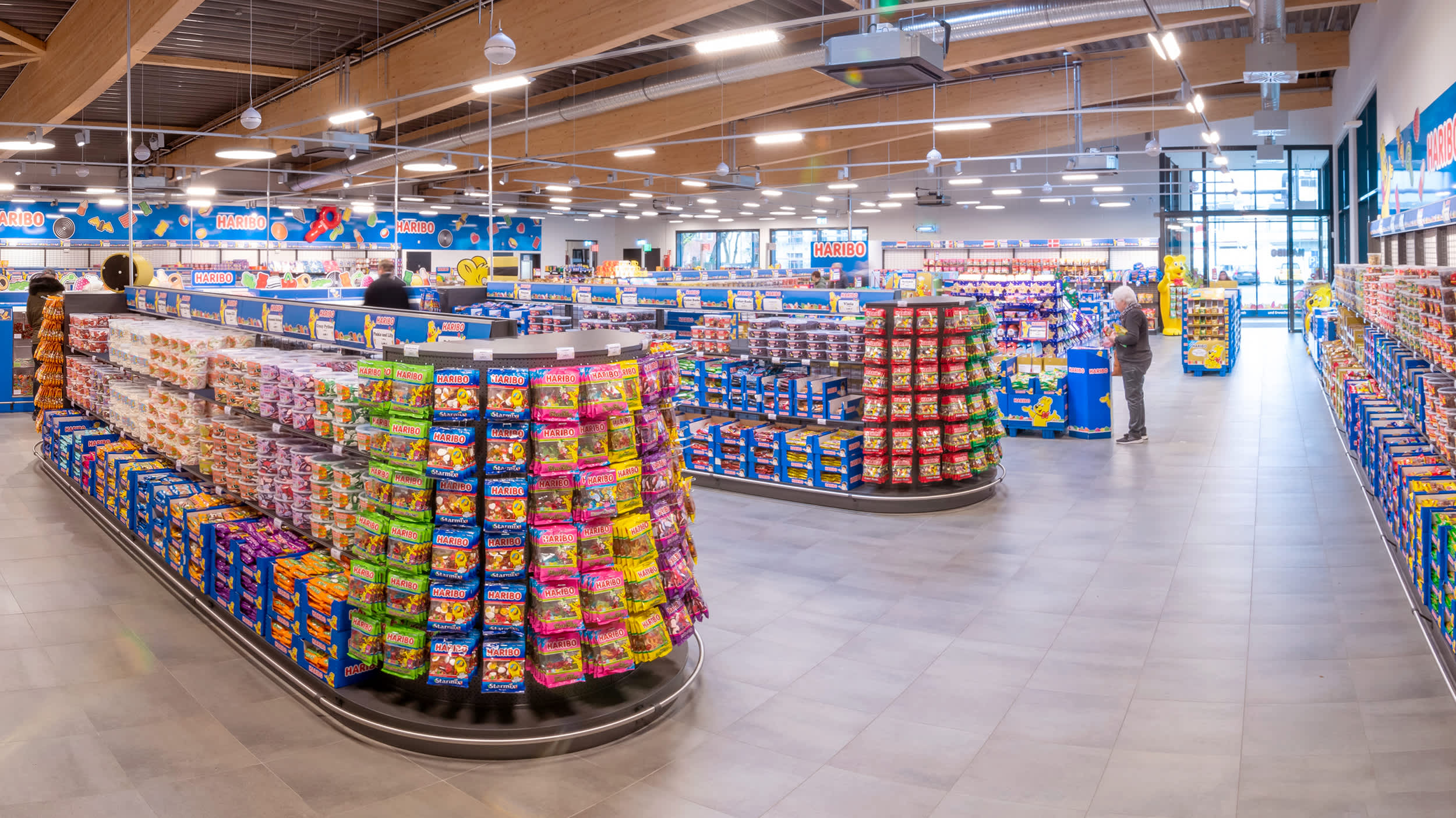 HARIBO Farbikverkauf in Bad Godesberg mit Sicht auf Regale mit vielen, unterschiedlichen Produkten