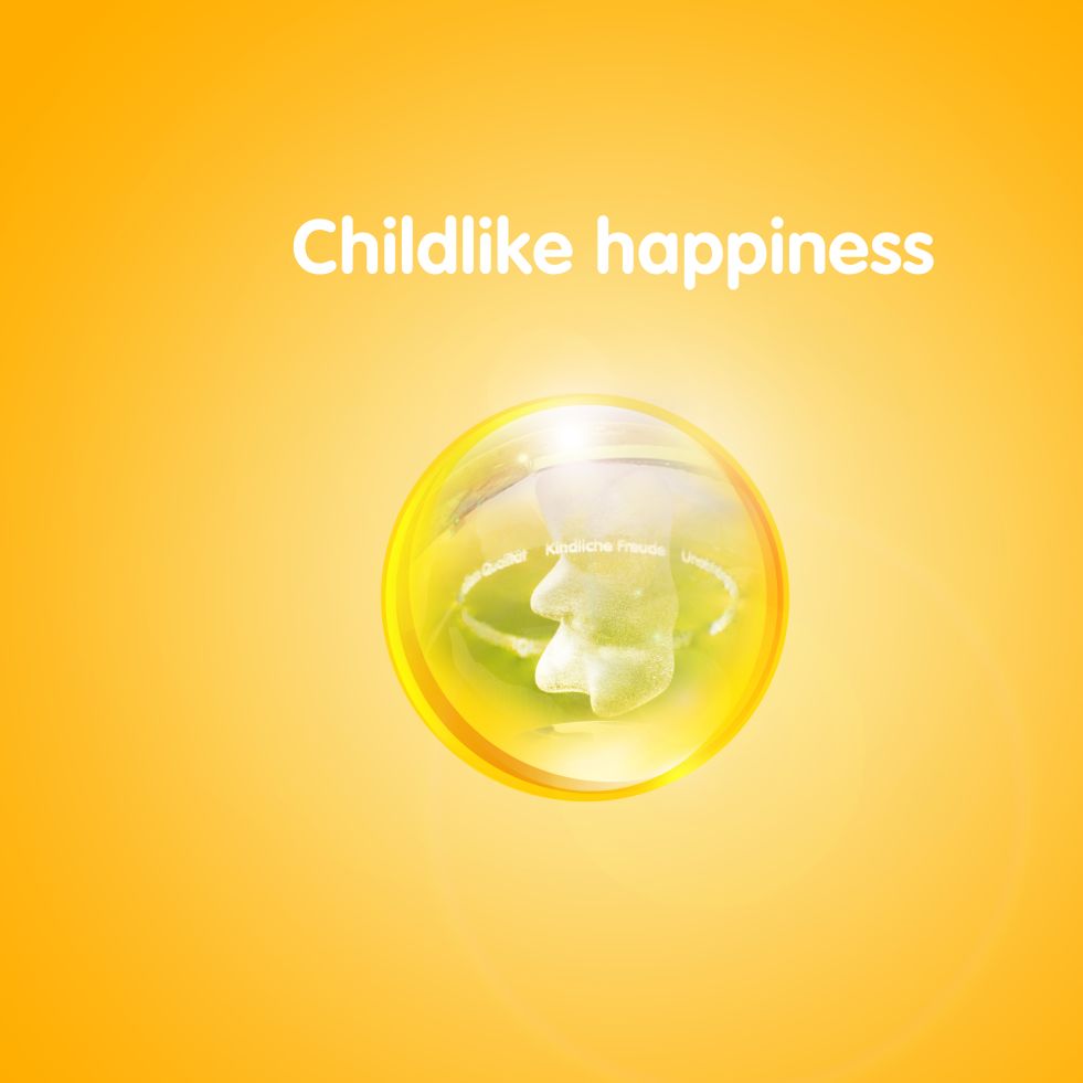 Graphic met goudbeer in transparante bol tegen gele achtergrond met tekst: "Childlike happiness"