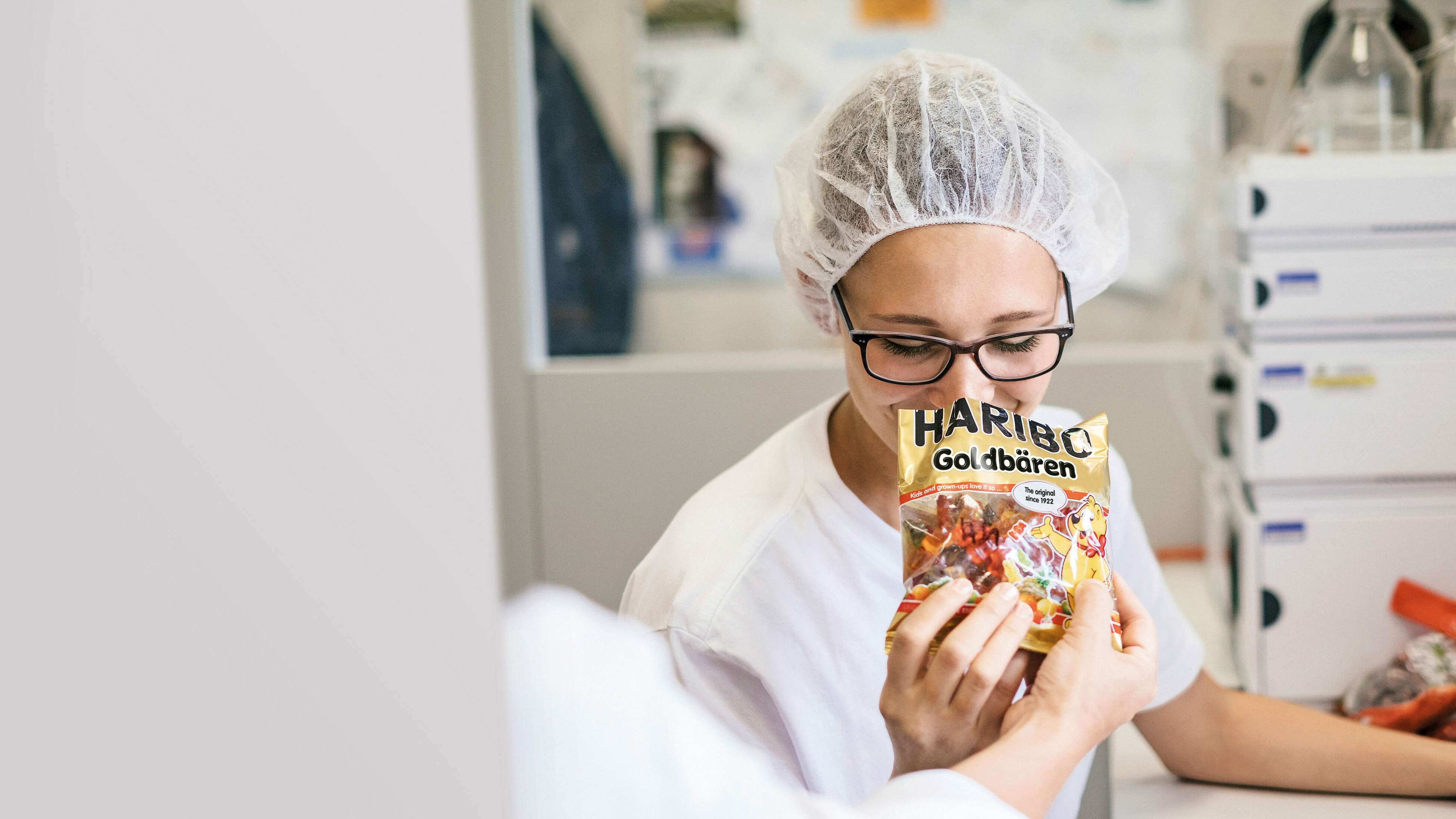 Kóstoló szagmintát vesz a Goldbärenből