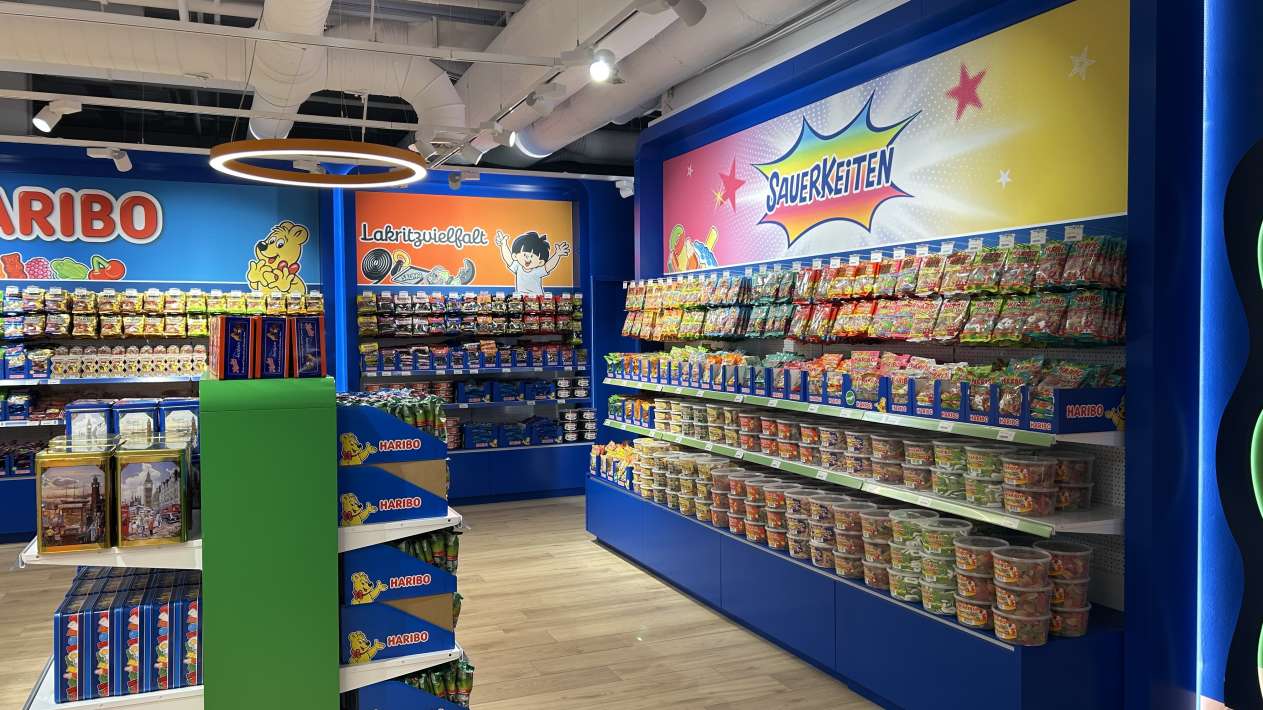 Ansichtsbild vom HARIBO Shop in Wien im Donauzentrum: Innenansicht vom Sauerkeiten Regal