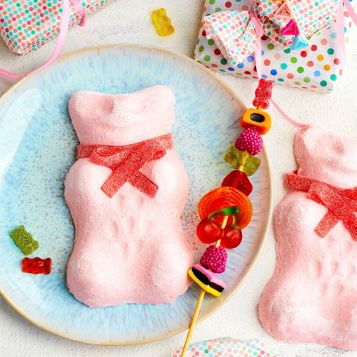 Pinker HARIBO Marshmallow Bär auf Teller mit weiteren Produktstücken an Spieß