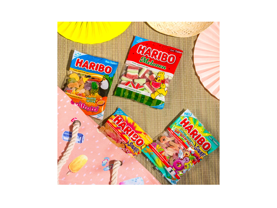 HARIBO Sommerprodukte mit sommerlicher Deko.