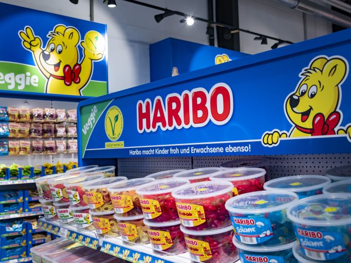 Innenaufnahme vom Veggie-Regal in einem HARIBO-Shop.