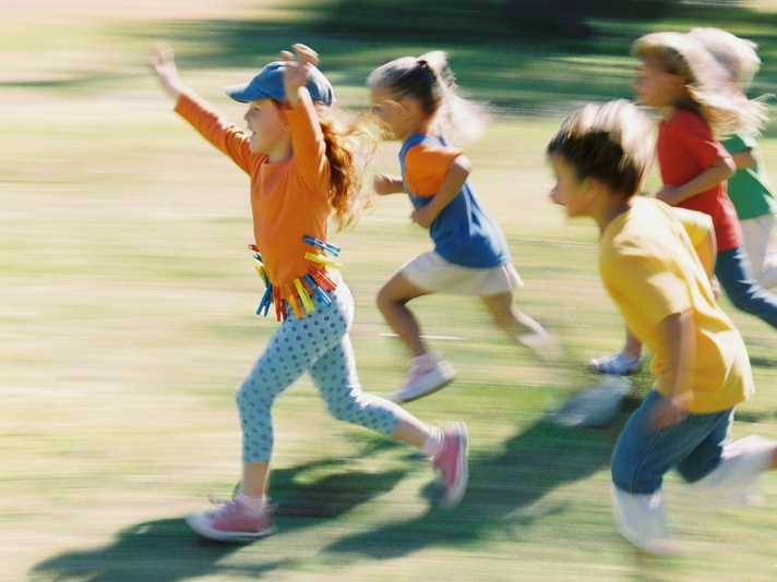 Eine Gruppe von fröhlichen Kindern im Alter von 6 bis 7 Jahren rennt über eine Wiese in einem lebhaften Spiel. Der Text "6 bis 7 Jahre" steht in großen, gelben Buchstaben daneben und verweist auf Kindergeburtstag Spiele für diese Altersgruppe. Dieses Bild zeigt eine aktive Kinderspiel Geburtstag Idee, ideal für Outdoor-Spiele beim Kindergeburtstag.