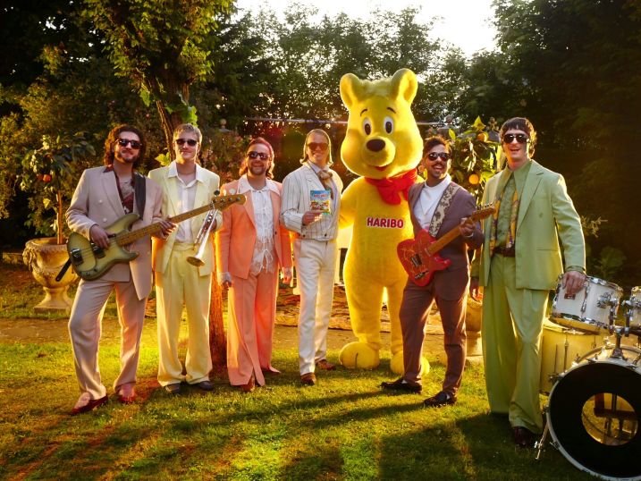 Der HARIBO-Goldbär zusammen mit der Band Roy Bianco & Die Abbrunzati Boys