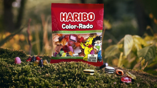 HARIBO Color-Rado Tüte und Produktstücke auf Moosfläche im Wald