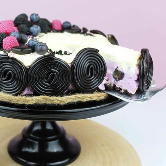 Torte mit Lakritzschnecken und Berries als Dekoration