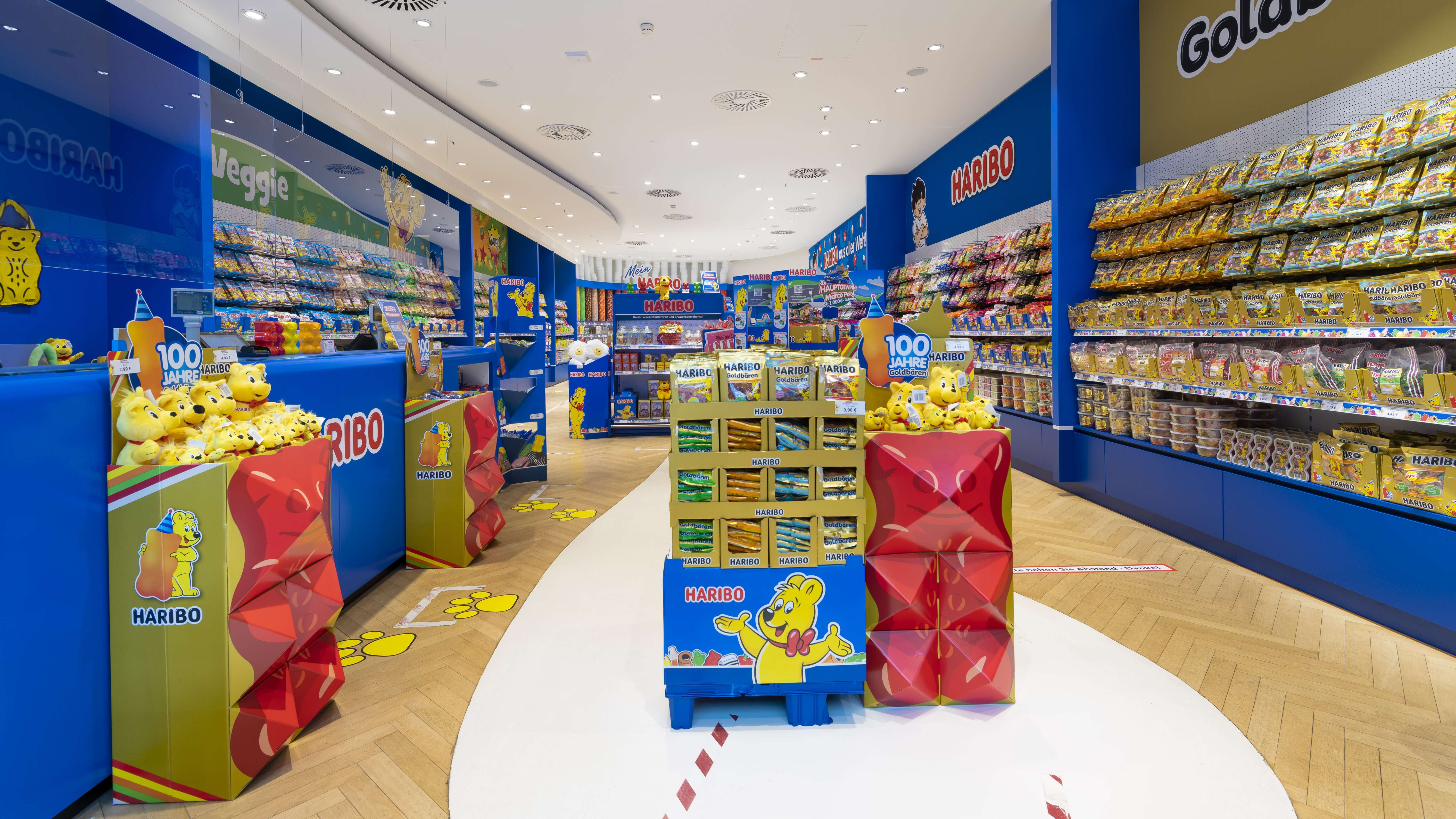 Aufnahme aus dem HARIBO Shop Oberhausen mit verschiedenen Regalen und Aufstellern